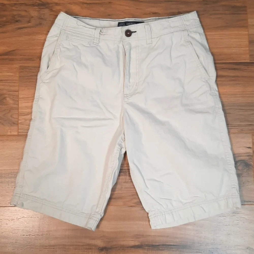 American Eagle Longer Length Flat Front Cream Khaki Shorts Size 30 - Picture 1 of 5